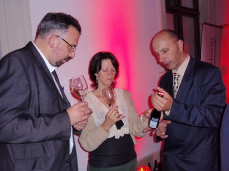 Zachwyt i uznanie dla klasy zwycięskiego białego słodkiego wina (do lewej G. Kurczewski "Blisko Tokaju", Stephanie Berecz z  Kikelet Pince i  Sławomir Hapak - zwycięski importer).